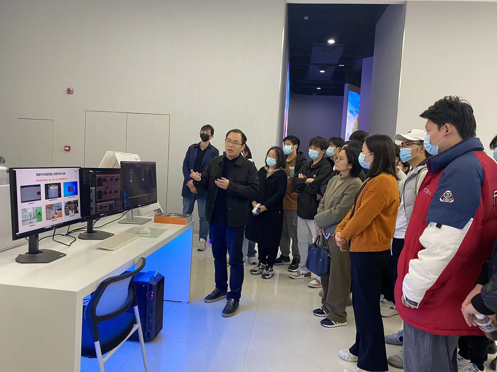 探秘達闥5G超級工廠 信息技術學院師生的科技之旅